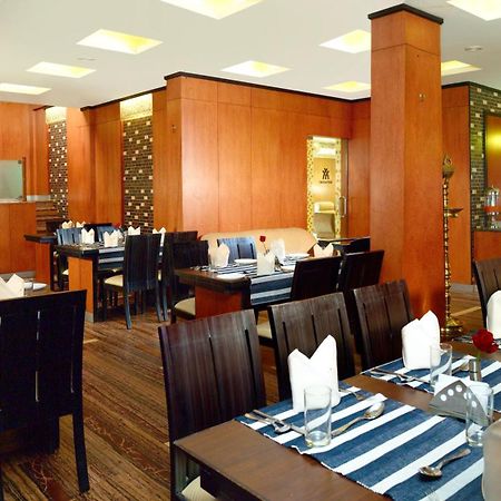 Hotel Aiswarya Kochi Exterior photo