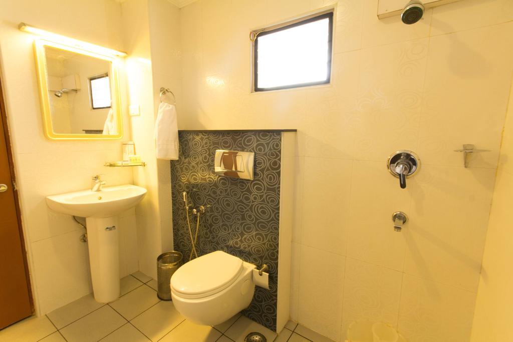 Hotel Aiswarya Kochi Room photo