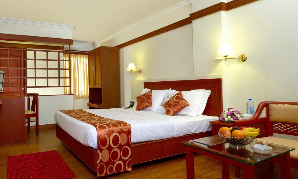 Hotel Aiswarya Kochi Exterior photo