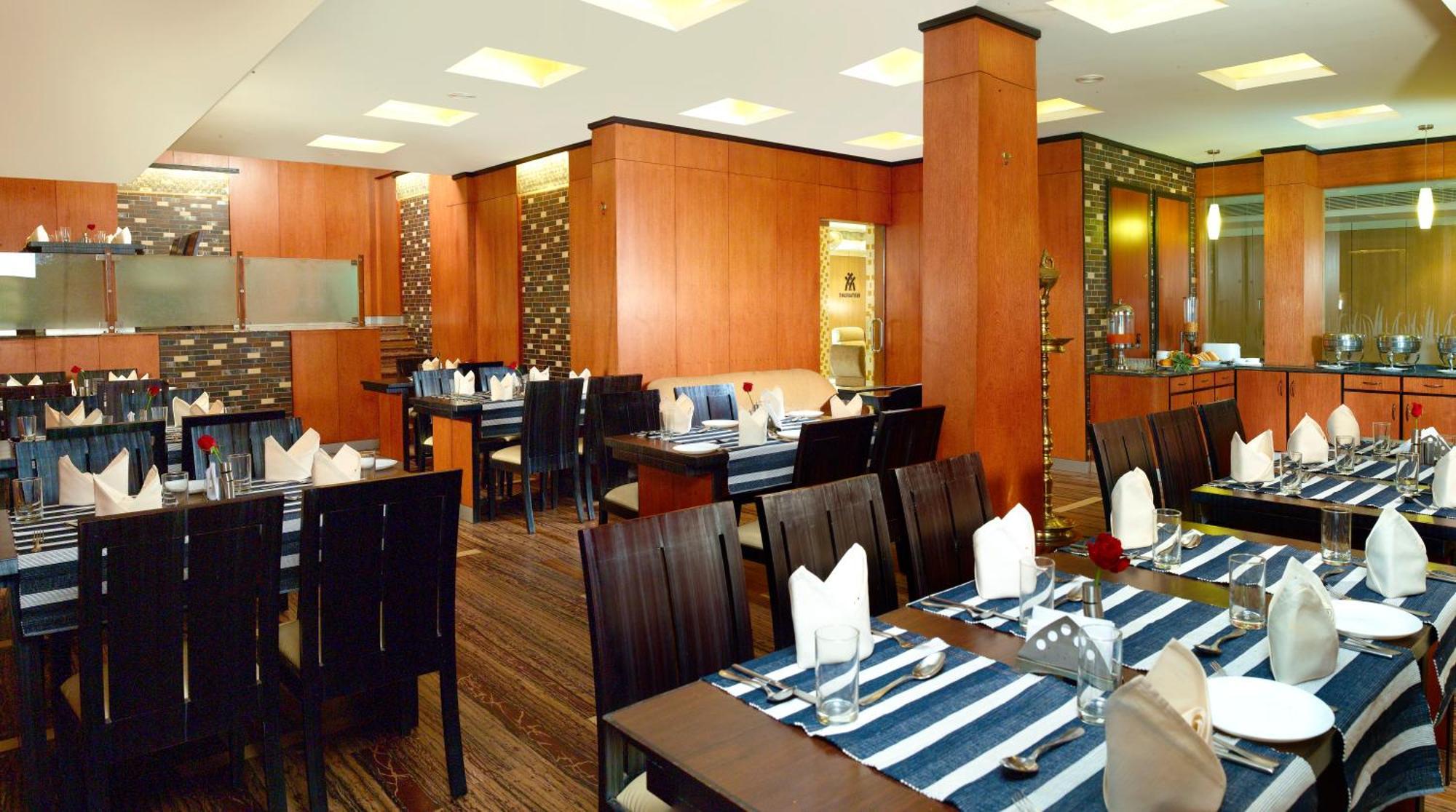 Hotel Aiswarya Kochi Exterior photo