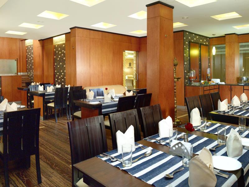 Hotel Aiswarya Kochi Exterior photo