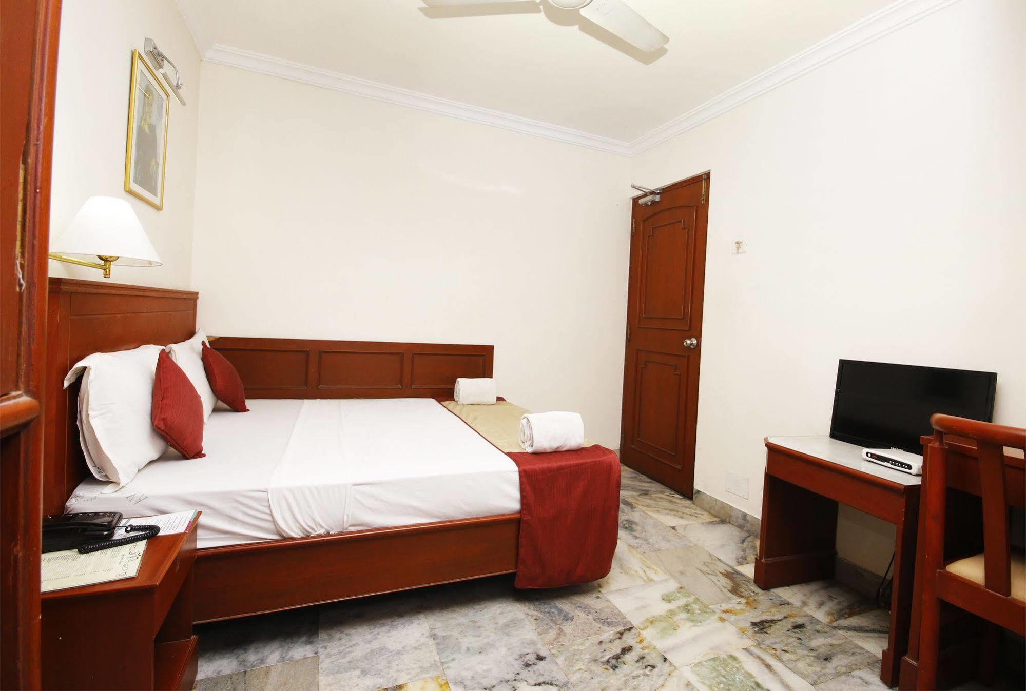 Hotel Aiswarya Kochi Exterior photo